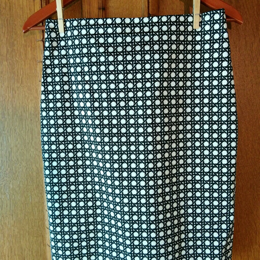 Ann Taylor Black and White Pencil Skirt Size 2